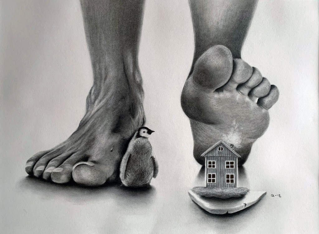 En pingvin står mellan två nakna fötter, en ö med ett litet hus syns under en av fötterna.