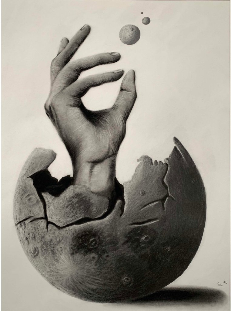 En hand kommer upp ur en sprucken måne.