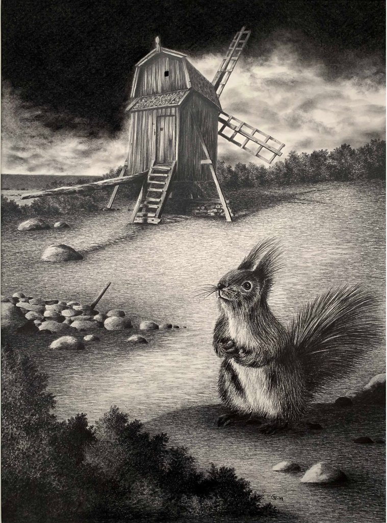 En ekorre står på marken, en kvarn syns i bakgrunden.