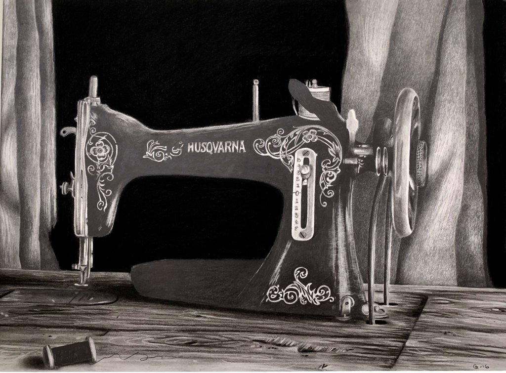 En gammal symaskin som står på ett träbord.